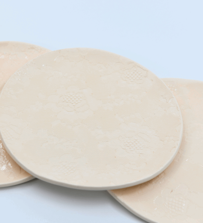 Ceramic plate – White lace pattern